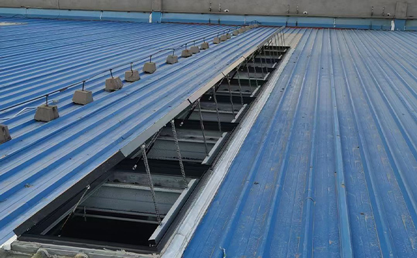 某城市大型商业综合体中庭富县排烟窗工程